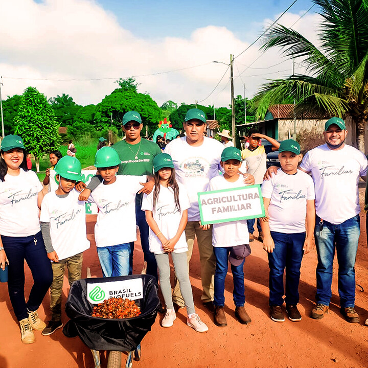 Family and friends together for family farming