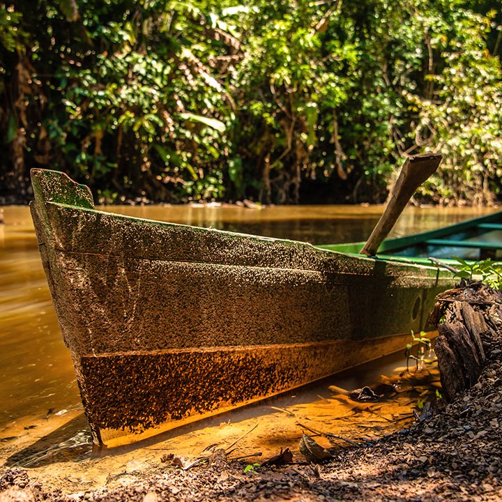 Image of a boat on a riverbank in Acre