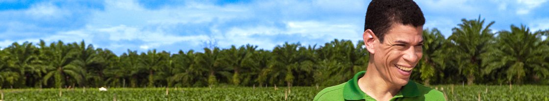 Collaborator in the oil palm plantations of grupo BBF